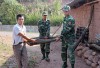 Chiến sĩ Ðồn Biên phòng A Pa Chải (xã Sín Thầu, huyện Mường Nhé) giúp người dân vận chuyển vật liệu xây dựng NTM.