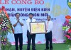 Đồng chí Lò Văn Muôn, Phó Bí thư Thường trực Tỉnh ủy, Chủ tịch HĐND tỉnh trao bằng công nhận xã đạt chuẩn NTM cho lãnh đạo xã Nà Nhạn.