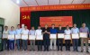 Đ/c Thào A Dế - Phó Chủ tịch UBND huyện Mường Nhé tặng giấy khen cho các tập tập, cá nhân có thành tích xuất sắc trong 10 năm thực hiện Chương trình MTQG về xây dựng NTM giai đoạn 2010 – 2020 