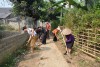 Người dân bản Hiệu, xã Chiềng Sinh (huyện Tuần Giáo) vệ sinh môi trường ở khu vực dân cư.