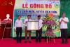 Đồng chí Lò Văn Tiến, Phó Chủ tịch UBND tỉnh trao công nhận xã đạt chuẩn NTM cho lãnh đạo xã Sam Mứn.