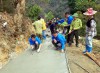 Ðoàn viên, thanh niên huyện Tủa Chùa làm đường giao thông nông thôn bản Sín Sủ 2, xã Xá Nhè