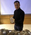 Ông Dương Anh Văn, Giám đốc Hợp tác xã H’Mông, giới thiệu sản phẩm khoai sọ tím Tủa Chùa với Hội đồng chấm điểm, đánh giá sản phẩm OCOP năm 2020.