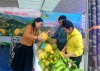 Người dân tham quan gian hàng giới thiệu sản phẩm cây ăn quả tại Ngày hội Văn hóa - Ẩm thực các dân tộc huyện Mường Ảng.