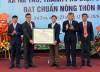 Đồng chí Lò Văn Tiến, Phó Chủ tịch UBND tỉnh trao công nhận xã đạt chuẩn nông thôn mới cho lãnh đạo xã Nà Tấu.