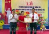 Đồng chí Ngô Xuân Chinh, Phó Chủ tịch UBND huyện Điện Biên trao chứng nhận NTM kiểu mẫu cho thôn 7, xã Thanh Xương.