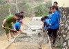 Đoàn viên, thanh niên xã Mường Luân tham gia làm đường bê tông, xây dựng nông thôn mới (ảnh chụp trước ngày 27/4).
