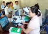 Cán bộ Ngân hàng Chính sách xã hội huyện Điện Biên Đông giải ngân cho người dân vay vốn sản xuất (ảnh chụp tháng 4/2021).