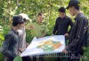 Cán bộ kiểm lâm huyện Mường Nhé giới thiệu với người dân về diện tích rừng trên bản đồ để thuận lợi trong việc tuần tra, bảo vệ rừng. Ảnh: C.T.V