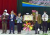 Đồng chí Chu Thị Thanh Xuân, Phó Giám đốc Sở Nông nghiệp và Phát triển nông thôn trao công nhận xã đạt chuẩn NTM cho lãnh đạo xã Búng Lao.
