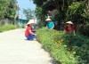 Người dân thôn Đội 7 - thôn NTM kiểu mẫu xã Thanh Xương (huyện Điện Biên) vệ sinh đường ngõ xóm xanh - sạch - đẹp.