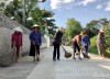 Phụ nữ thôn Chế Biến, xã Thanh Luông (huyện Điện Biên) vệ sinh đường nội thôn.