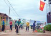 Chi hội Phụ nữ bản Mường Nhé Mới, xã Mường Nhé dọn dẹp vệ sinh tại khu dân cư, góp phần thực hiện tiêu chí về môi trường trong xây dựng NTM.
