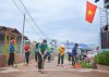 Người dân huyện Mường Nhé góp sức vệ sinh làng bản, làm đường giao thông nông thôn.