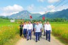 Đoàn công tác huyện Mường Ảng tham quan tuyến đường hoa tại xã Ẳng Cang.
