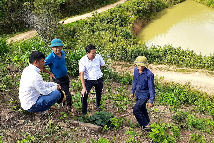 Lãnh đạo UBND xã Tìa Dình (huyện Ðiện Biên Ðông) kiểm tra quy trình trồng bí xanh - sản phẩm OCOP Ðiện Biên Ðông.