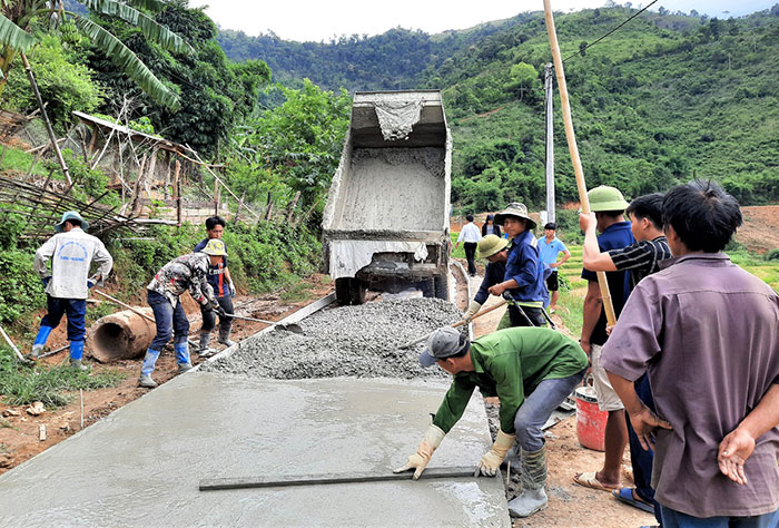 Người dân bản Na Côm, xã Hẹ Muông hiến đất, góp công làm đường nội bản.