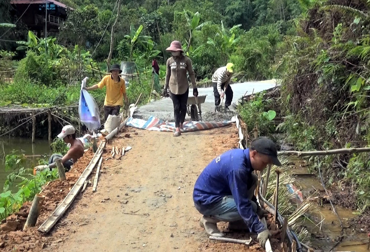 Người dân bản Tà Cơn, xã Chiềng Sinh tham gia làm đường giao thông nông thôn.