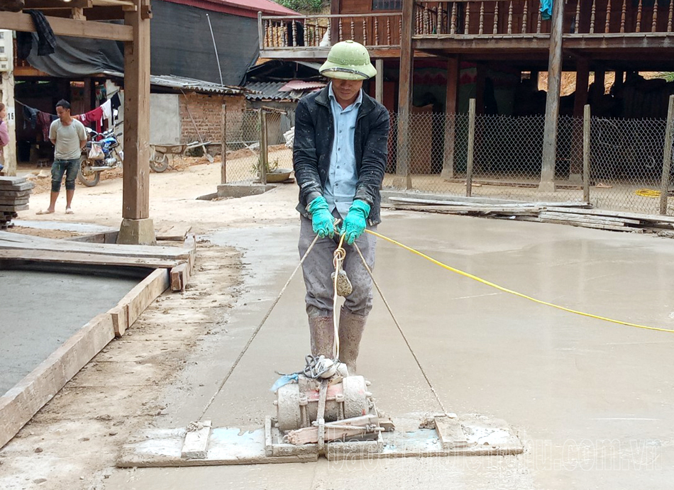 Giao thông là một trong những tiêu chí tăng cao yêu cầu thành phần và khó thực hiện trong giai đoạn 2021 - 2025. Trong ảnh: Công nhân Công ty TNHH Xây dựng Trung Đức thi công tuyến đường từ bản Hột đi bản Kép, xã Mường Đun (huyện Tủa Chùa).