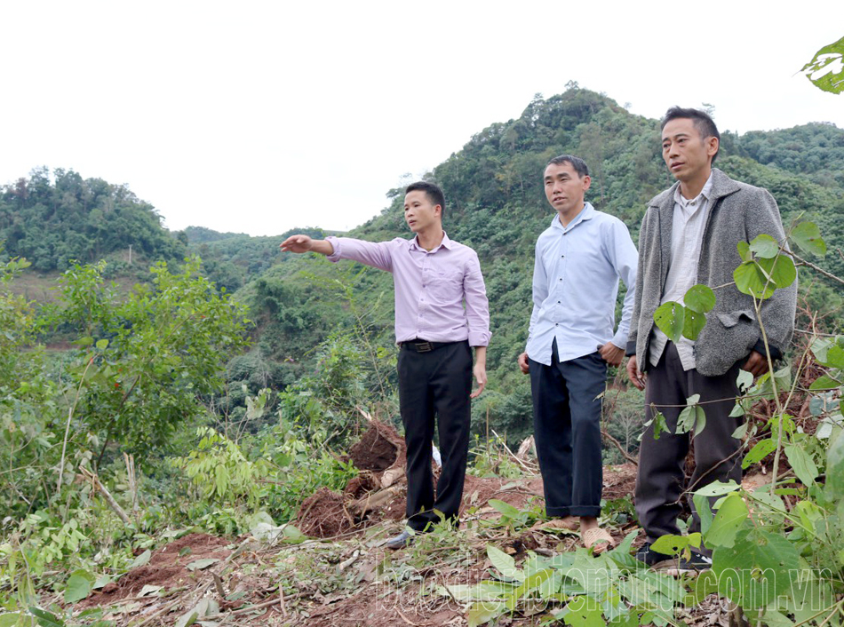 Ông Hoàng A Ký (ngoài cùng bên phải), bản Nậm Nhừ 1 đã hiến 2ha đất sản xuất để xây trường học. Ảnh: C.T.V