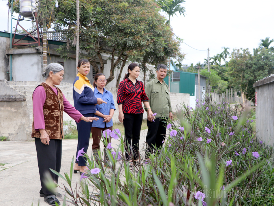 Các tổ chức đoàn thể xã Thanh Chăn, huyện Điện Biên vận động người dân tích cực tham gia phong trào làm sạch đường làng ngõ xóm. Ảnh: Lan Phương