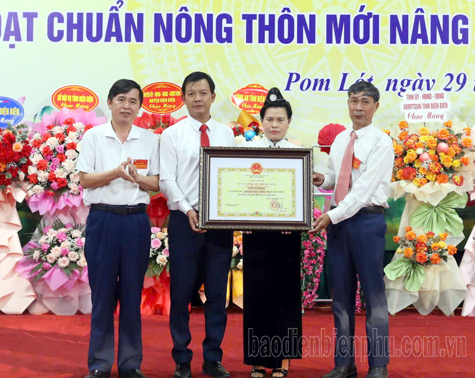 Lãnh đạo xã Pom Lót nhận bằng chứng nhận xã đạt chuẩn nông thôn mới nâng cao.