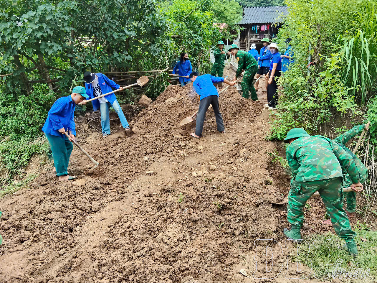 Đoàn viên thanh niên xã Mường Nhà sửa chữa đường vào bản Lói.