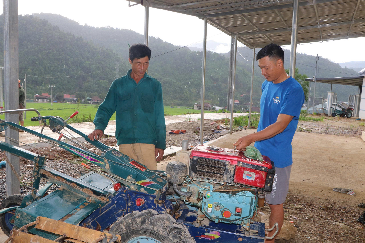 Người dân bản Mường Pồn 2, xã Mường Pồn được hỗ trợ máy làm đất, phát triển sản xuất.
