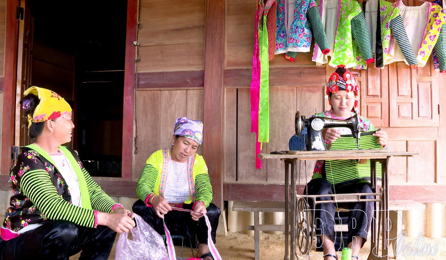 Người dân bản Lồng, xã Quài Tở giữ nghề may trang phục truyền thống của dân tộc, tạo trải nghiệm cho khách du lịch.